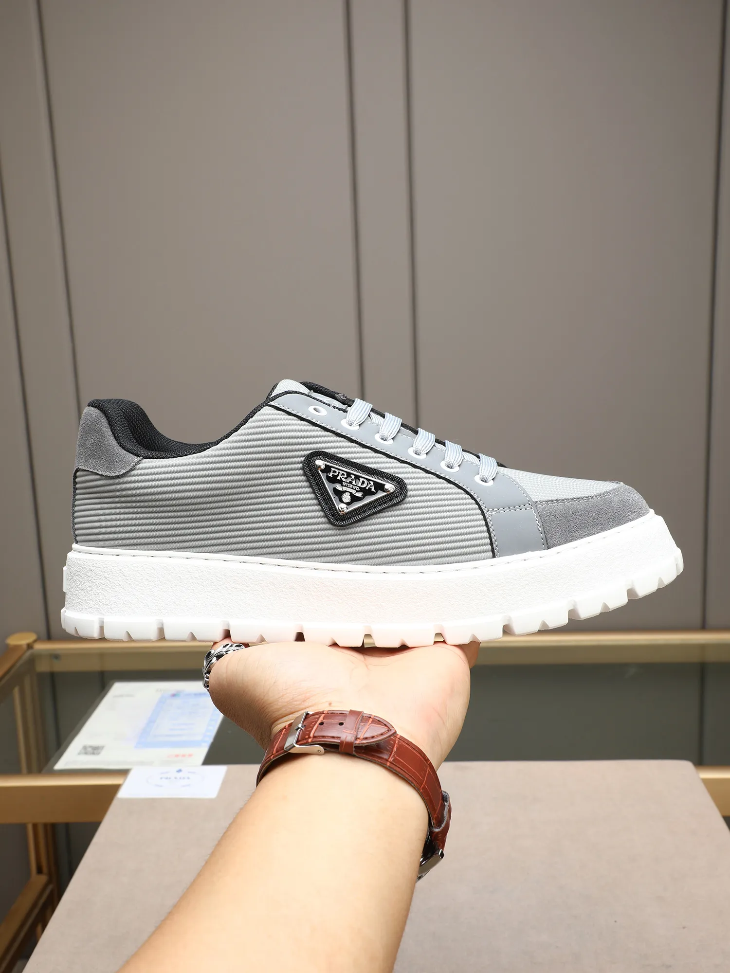 Men's Men's Shoes 💰440 Prada/Prada Men's new casual shoes, this sports shoe is made of imported calfskin upper with breathable mesh and breathable mesh lining. The foot pads are made of sheepskin, and the outsole is made of non-slip sports exclusive rubber outsole with logo. It feels good on the feet and is a fashionable item! Size: 38-44 (45 customized)